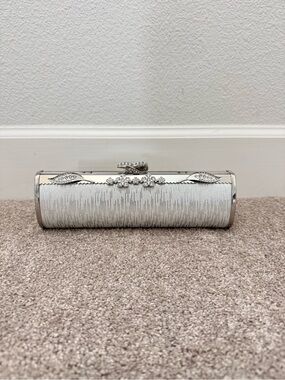 Elegant Silver Evening Clutch with Crystal Accents